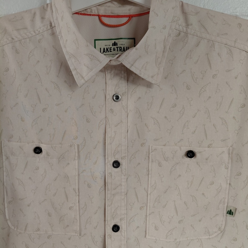 Lake & Trail Men's LARGE Beige Button Up Short Sleeve Fishing Lure Shirt Pockets